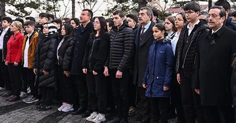 Pehlivanköy’deki okullarda depremde hayatını kaybedenler için saygı duruşunda bulunuldu